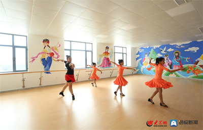 東營區(qū)龍居社區(qū)黨群服務(wù)中心見聞 兒童舞蹈表演服務(wù)點(diǎn)亮社區(qū)生活